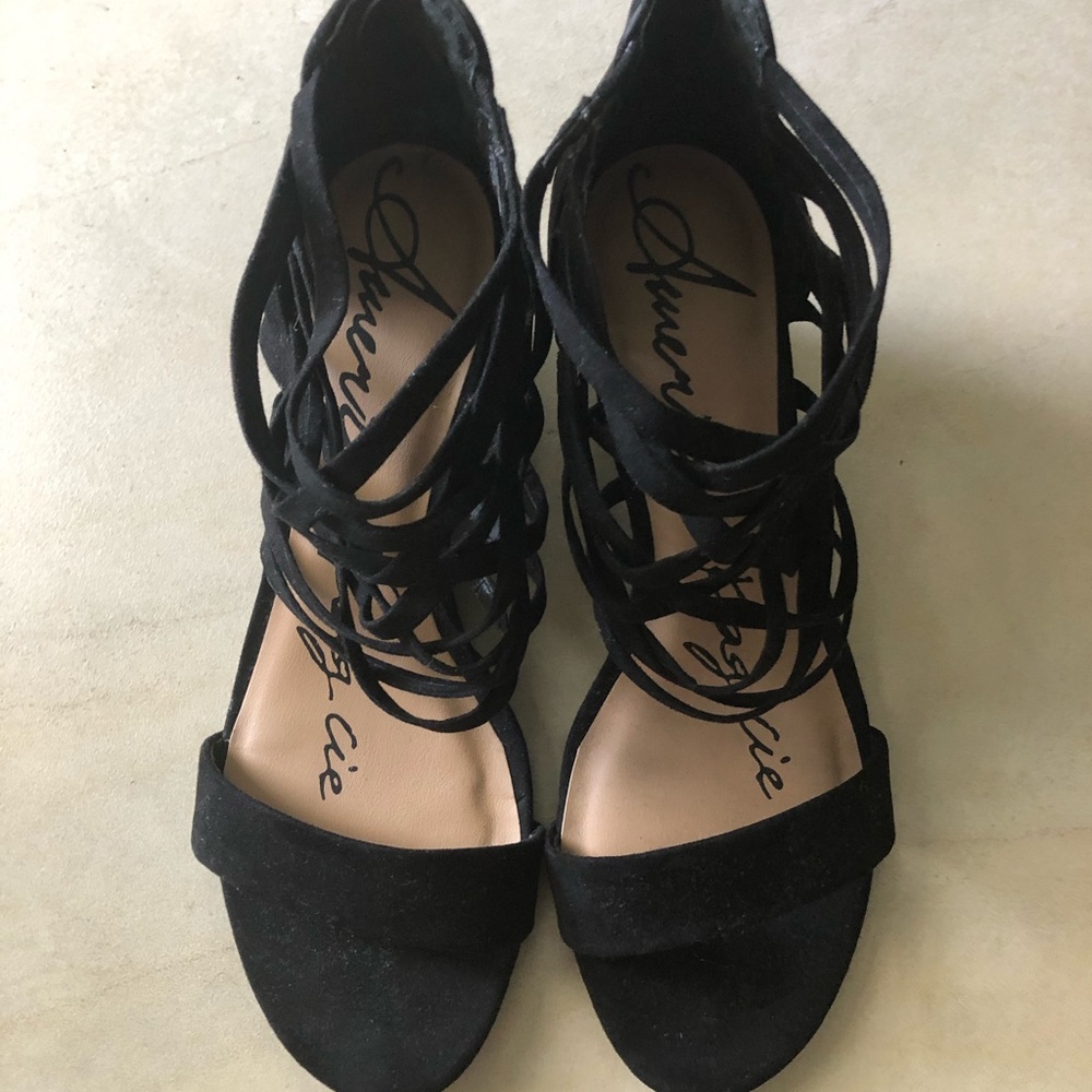 Black velvety casual shoe